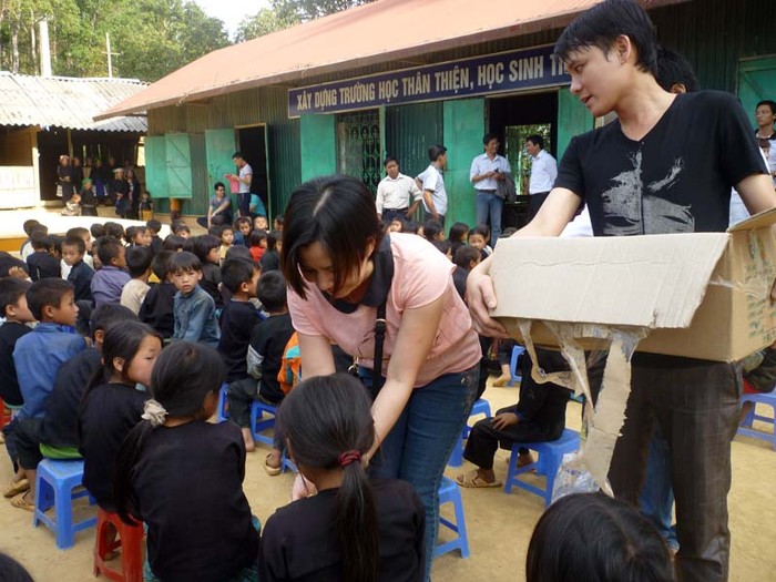 Học sinh nghèo Trường Tiểu học Xéo Dì Hồ vỡ òa niềm vui nhận quà